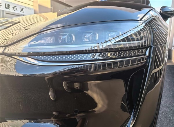 車標(biāo)裝上了！新款智界R7實(shí)車曝光：全黑化賊帥
