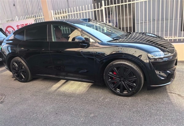 車標(biāo)裝上了！新款智界R7實(shí)車曝光：全黑化賊帥