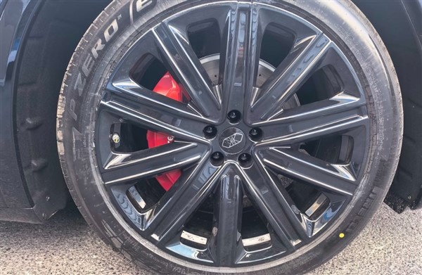 車標(biāo)裝上了！新款智界R7實(shí)車曝光：全黑化賊帥