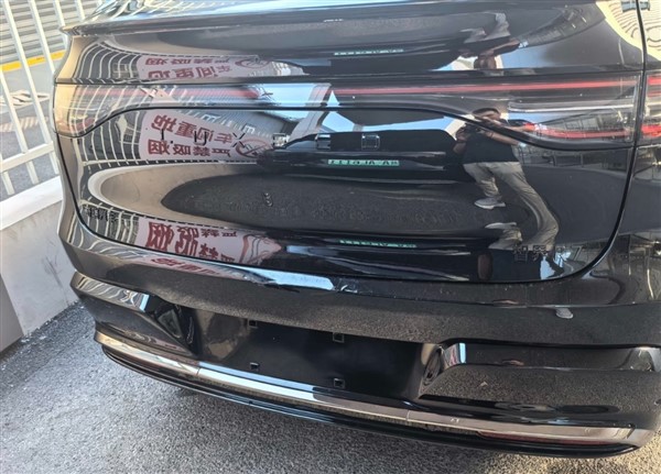 車標(biāo)裝上了！新款智界R7實(shí)車曝光：全黑化賊帥