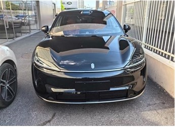 車標(biāo)裝上了！新款智界R7實(shí)車曝光：全黑化賊帥