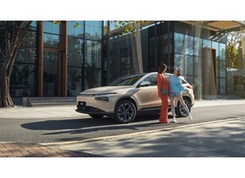 和閨蜜打卡秋天的第一杯奶茶，小鵬G3i和SMART精靈#1哪個(gè)更炸街？