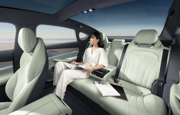 智界S7兄弟車(chē)型 星途星紀(jì)元ES正式上市 售價(jià)22.58萬(wàn)元起