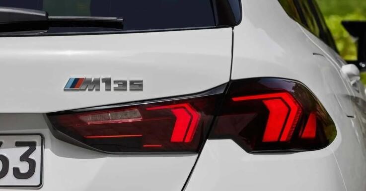 新款寶馬1系亮相，車尾徽章設(shè)計引熱議