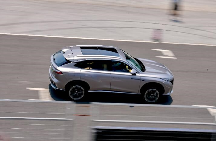 “更懂中國(guó)路況”智能輔助駕駛系統(tǒng)即將上線 全新第三代榮威RX5 NGP智駕版 8月初上市發(fā)布