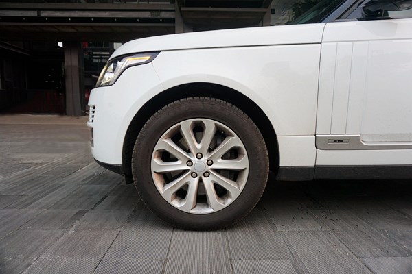 行政級(jí)游艇 路虎攬勝3.0V6 SC Vogue加長(zhǎng)版