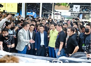 車展兩大頂流雷軍、周鴻祎共同助陣，高性能純電轎車阿爾法S5北京車展引圍觀