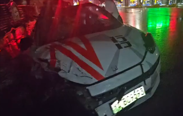 極氪001高速撞貨車直接報廢 車主幸運生還：直言“極氪真行”