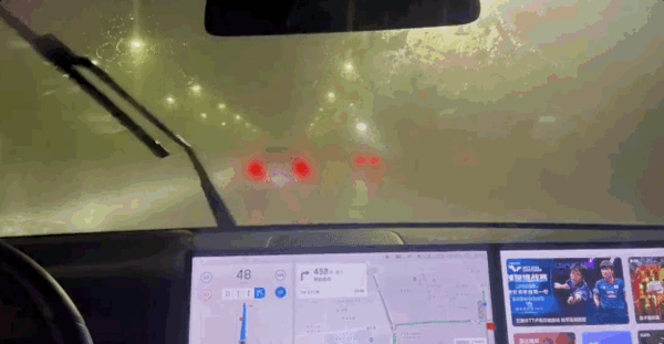 官方稱“超越無圖一個時代” 理想暴雨測智駕 網(wǎng)友：碾壓華為