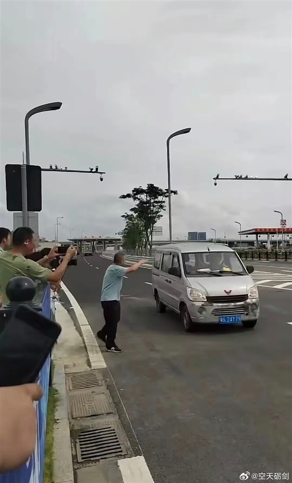 不是仰望U8 深中通道通車后到達首車出現(xiàn)：一臺五菱宏光