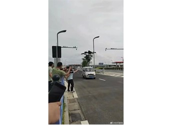 不是仰望U8 深中通道通車后到達(dá)首車出現(xiàn)：一臺五菱宏光