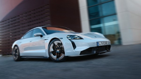 保時(shí)捷發(fā)霉車主自嘲不想要了：車內(nèi)遍布霉斑 方向盤(pán)都長(zhǎng)毛