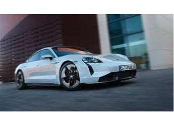 保時(shí)捷發(fā)霉車主自嘲不想要了：車內(nèi)遍布霉斑 方向盤都長毛