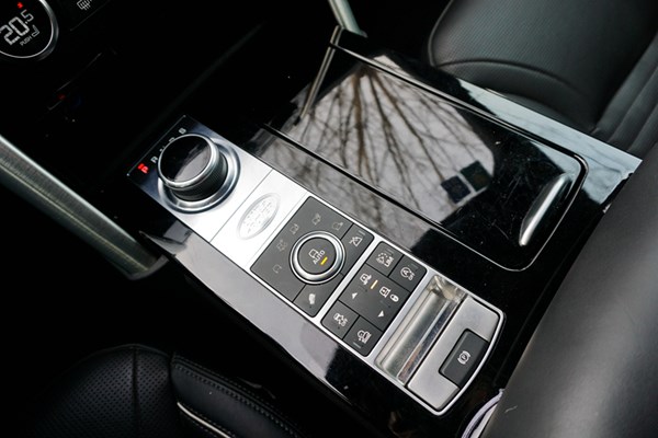  依舊硬漢形象 試駕路虎發(fā)現5