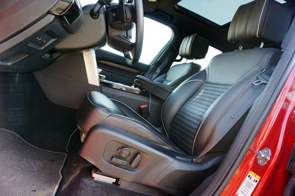  依舊硬漢形象 試駕路虎發(fā)現5