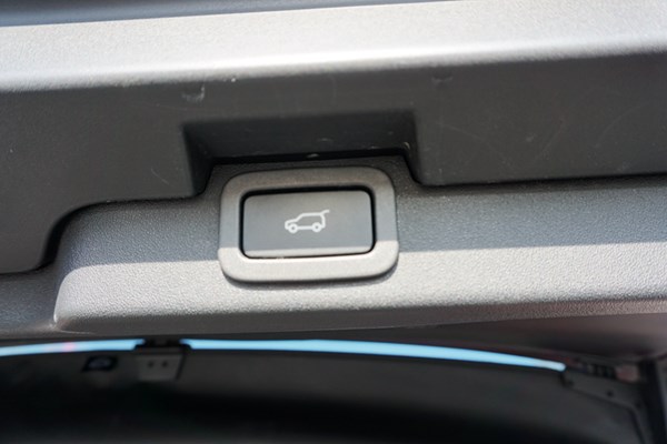  依舊硬漢形象 試駕路虎發(fā)現5