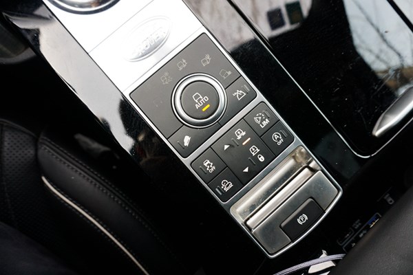  依舊硬漢形象 試駕路虎發(fā)現5