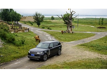 勝為典范 2023款路虎攬勝3.0 L6 400PS 創(chuàng)世加長(zhǎng)版