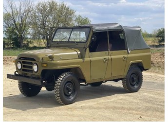 它是國產(chǎn)212，但能掛美國牌照，外觀如新，車齡38年