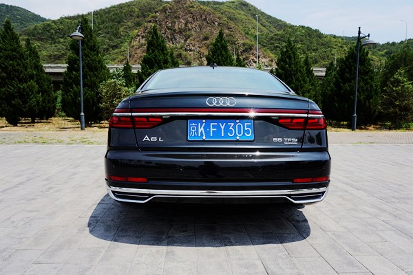 全副武裝的紳士 試駕2019款奧迪A8 