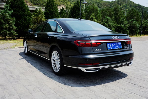 全副武裝的紳士 試駕2019款奧迪A8 