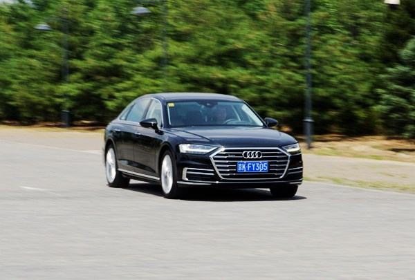全副武裝的紳士 試駕2019款奧迪A8 