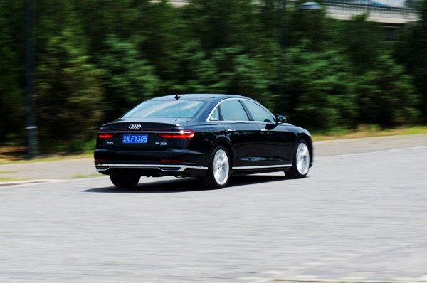 全副武裝的紳士 試駕2019款奧迪A8 