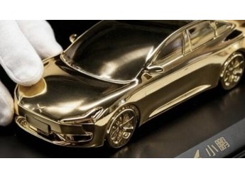 限量200臺！小鵬商城發(fā)售Mona M03 24K鍍金車模：僅售398元